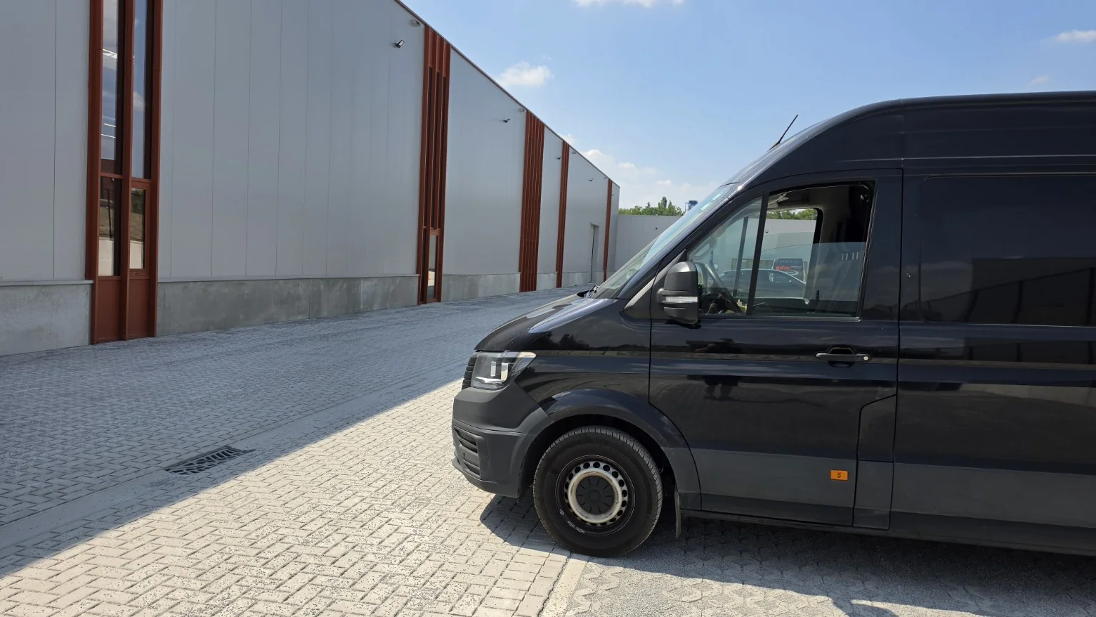 Zwarte Volkswagen Crafter van ND-TECH voor een bedrijfsgebouw